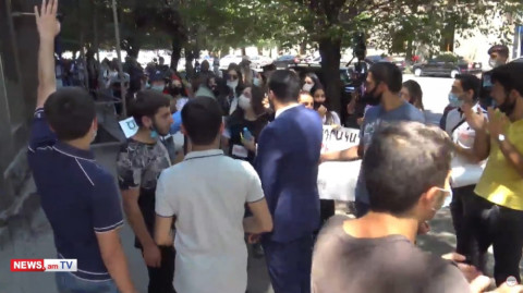 Հաղթելու ենք. ակցիայի մասնակիցները 1 րոպե կանգնեցին Կառավարության դիմաց եւ ծափահարեցին