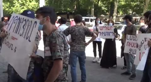 Մեր դուխը չկոտրեք. դիմորդներն ակցիային եկել են զինվորական համազգեստով