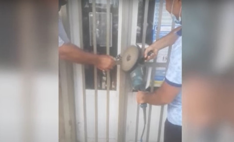 Կեցցե հեղափոխական ժողովուրդը. գյուղացիները բացեցին Եղեգնուտի գյուղապետարանի դռները