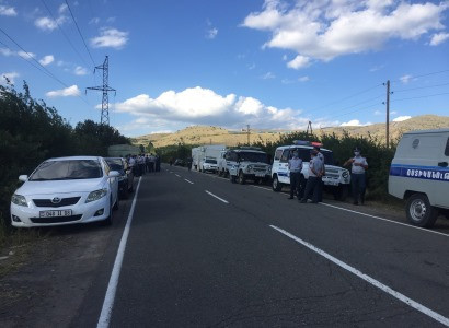 Ամուլսարի պահապանները հավաքվում են հանքի մոտ. մեծ թվով ոստիկաններ կան