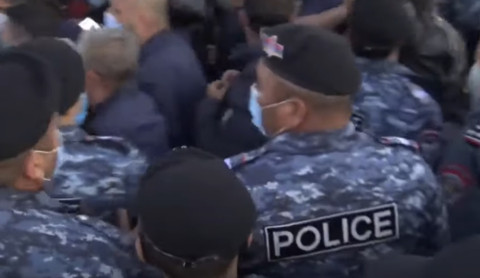 Հրմշտոց ոստիկանների եւ ցուցարարների միջեւ Ամուլսարում. իրավիճակը չի հանդարտվում