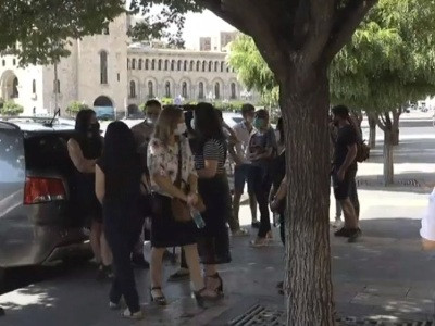 Նորամարգի դպրոցի ուսուցիչներն ու ծնողները կրկին Կառավարության դիմաց են