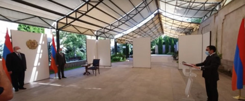 Նախագահի նստավայրում տեղի է ունեցել Ռոմանոս Պետրոսյանի երդման արարողությունը