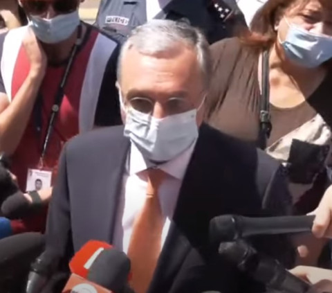 Ճշտեք, հետո իմ վրա գոռացեք. Զոհրաբ Մնացականյանի և ցուցարարների վեճը