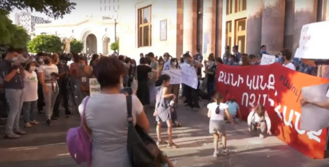 Բողոք՝ կավճանկարչության միջոցով. Ամուլսարի պահապանները՝ կառավարության մոտ