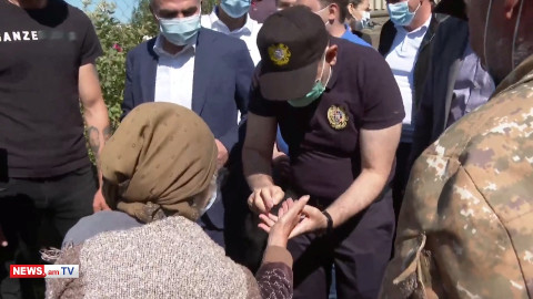 Փաշինյանը ախտահանեց իրեն ողջունելու եկած՝ ծղուկցի 93-ամյա կնոջ ձեռքերը
