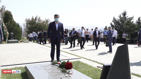 Արթուր Վանեցյանն այցելել է Եռաբլուր և ուղերձ հղել՝ Արցախի անկախության 29-րդ տարեդարձի կապակցությամբ