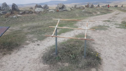 Զորաց քարերի հուշարձանի տարածքի տեղեկատվական ցուցանակներից մնացել են միայն «կմախքները»