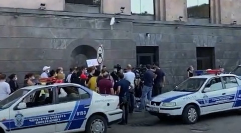 Хочу в Россию. հայերի բողոքի ակցիան ՌԴ դեսպանատան առջեւ