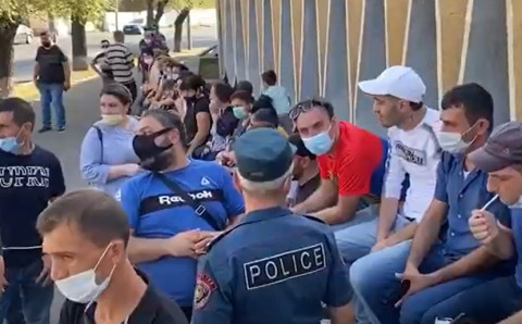 ՌԴ մեկնել ցանկացողները Փաշինյանի առանձնատան մոտ են. հանդիպում են պահանջում