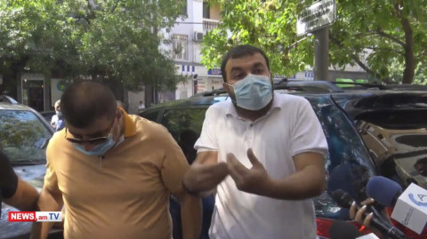 Արա, ով նստում ա, էս ժողովրդին քամում ա, անհատ ձեռներեցներից ի՞նչ եք ուզում. առեւտրական