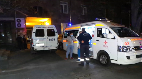 Զենքի գործադրմամբ խուլիգանություն Երևանում. կադրեր դեպքի վայրից
