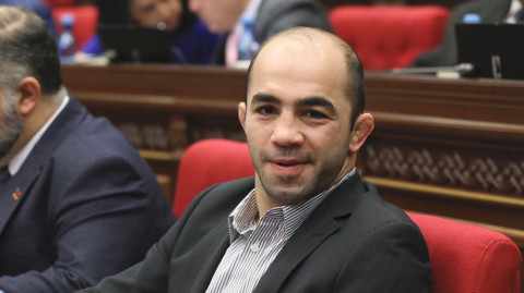 Արսեն Ջուլֆալակյանը վայր է դնում պատգամավորական մանդատը