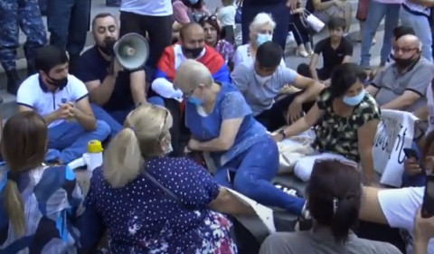 Նիկոլ Փաշինյան, դուխով գլխարկ դնելով դուխով չեք դառնում. նստացույց Կառավարության դիմաց