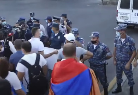 «Փաշինյանն էդքան վախենում է». ոստիկանները թույլ չեն տալիս ցուցարարներին մոտենալ վարչապետի կեցավայրին