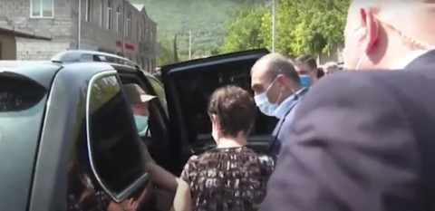 «Թող նստի ավտոն». վարչապետը իր մեքենա հրավիրեց Գորիսում իրեն մոտեցած կնոջը