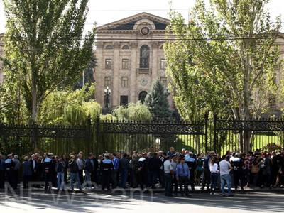 Հարյուրավոր առեւտրականներ հավաքվել են Ազգային ժողովի մոտ