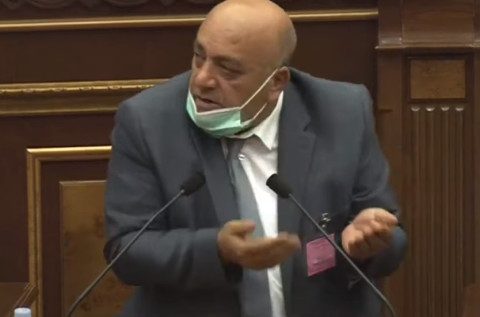 «Էս հակահեղափոխականին ընտրում էին, Արման Բաբաջանյանն էլ կանխեց հա՞». ԱԺ–ում ծիծաղ պայթեց