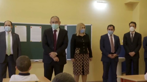 Փաշինյանը դպրոցականների հետ արտասանում է «Ես իմ անուշ Հայաստանի»–ն