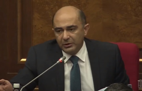 Ոստիկանները բռնի ուժով քաղաքացիներին լացացնելով բերման են ենթարկում. Մարուքյանը՝ Արարատ Միրզոյանին