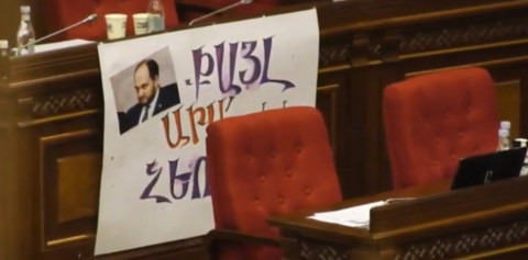 Քայլ արա, դուխով հեռացիր. Արայիկ Հարությունյանի հրաժարականի պահանջով պաստառը՝ ԱԺ դահլիճում