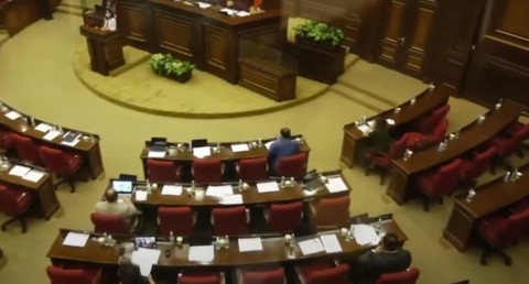ԱԺ նիստն ընթանում է կիսադատարկ դահլիճում