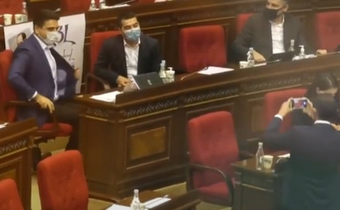 Ալեն Սիմոնյանը և Հրաչյա Հակոբյանը նկարվում են Արայիկ Հարությունյանի հեռացումը պահանջող պաստառի ֆոնին