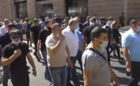 Առեւտրականները Կառավարության բակից քայլերթով գնում են Ազգային ժողով