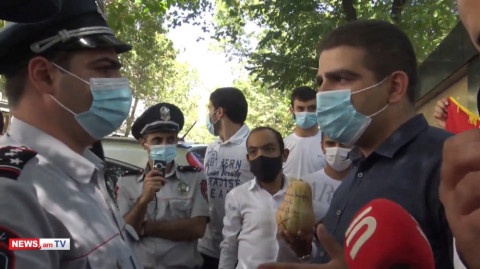 Ոստիկանները թույլ չտվեցին դդումները մոտեցնել ԿԳՄՍՆ–ի շենքին