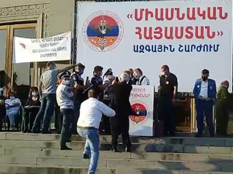 Խաչիկ Ասրյանին հենց բեմի վրա տուգանեցին`դիմակ չկրելու համար