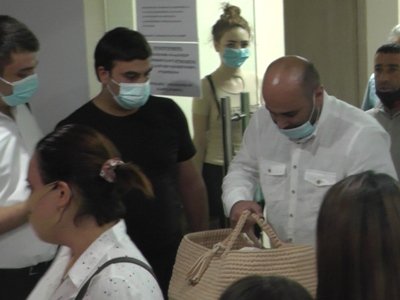 Փուչիկներով ու ծափերով. «Շենգավիթ» ԲԿ-ում մահացած ծննդկանի դուստրը դուրս գրվեց հիվանդանոցից
