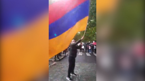 Հայերի բողոքի ակցիան ԵԽԽՎ-ի դիմաց՝ ի աջակցություն Արցախի