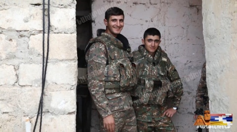 Դուխից ընկած ոչ մի զինվոր չունենք, տղերքը պատրաստ են մինչեւ վերջ կռվելու. կադրեր առաջնագծից