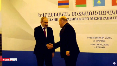 Փաշինյանի եւ Միշուստինի ձեռքսեղմումը Երեւանում