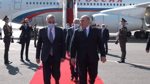 Մհեր Գրիգորյանն օդանավակայանում դիմավորում է Ռուսաստանի վարչապետին