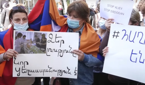 Արեք ձեր գործը, կամ գնացեք տուն․ բողոքի ակցիա Երեւանում ՄԱԿ-ի գրասենյակի դիմաց