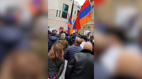 Հայերի բողոքի ակցիան BBC-ի կենտրոնական գրասենյակի դիմաց
