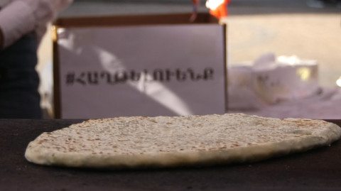 Անգամ Արտաշատից են գալիս. արցախցի կանանց ժենգյալով հացը մեծ պահանջարկ ունի