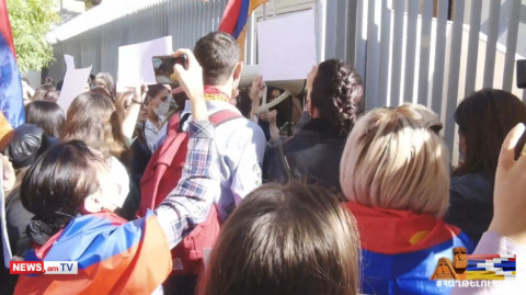 Բողոքի ակցիա ՀՀ-ում Գերմանիայի դեսպանատան դիմաց. ցուցարարները երգում են «Գինի լից»-ը