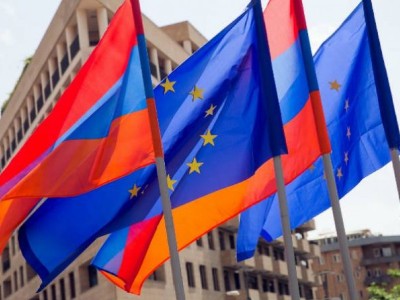 Արցախցի կանանց եւ երեխաների բողոքի ակցիան ՀՀ-ում ԵՄ գրասենյակի դիմաց