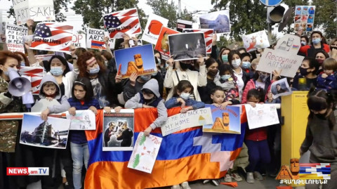 «Օդային գրոհ կիրականացնենք»․ ԱՄՆ դեսպանատան դիմաց ակցիայի մասնակիցները թղթե ինքնաթիռներ թռցրին