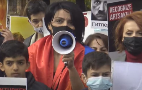«Ամո՛թ, դուք քաղաքական ծաղրածուներ եք». արցախցի կինը՝ Գերմանիայի դեսպանատան դիմաց