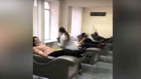 Քաղաքացիները երգելով արյուն են հանձնում Արյունաբանական կենտրոնում