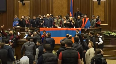 Ցուցարարները մտել են Ազգային ժողովի նիստերի դահլիճ