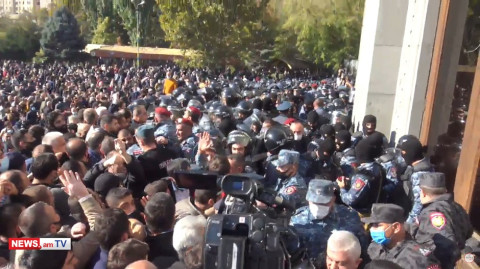 «Նիկոլ դավաճան», «Ոստիկան միացիր»․ վանկարկում են ցուցարարները