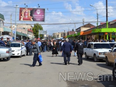 Բողոքող գյումրեցի առեւտրականներին հանդիպել է ԲՀԿ պատգամավոր Մարտուն Գրիգորյանը