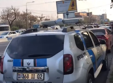 Արշակունյաց պողոտայում ավտոբուսներով ոստիկանական մեծ թվով ուժեր են կենտրոնացվել