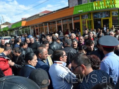 Բախումներ գյումրեցի առեւտրականների եւ ոստիկանների միջեւ