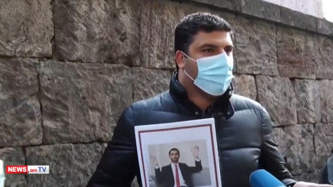 «Կզած ղեկավարը պետք է գնա, ամոթ պատգամավորներին, որ չեն միանում ժողովրդին». բողոքի ակցիա ԱԺ-ի դիմաց