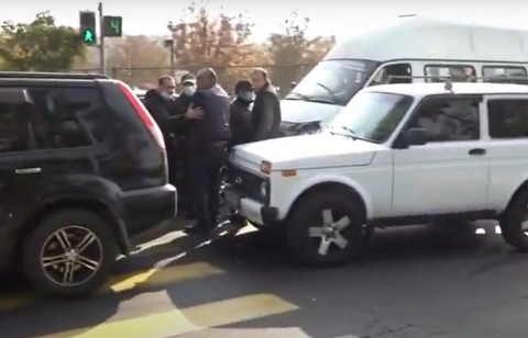 «Դու ծախել ես մեր Շուշին, պիտի հեռանաս». Փաշինյանի հրաժարականը պահանջողները փակել են Իսակովի պողոտան